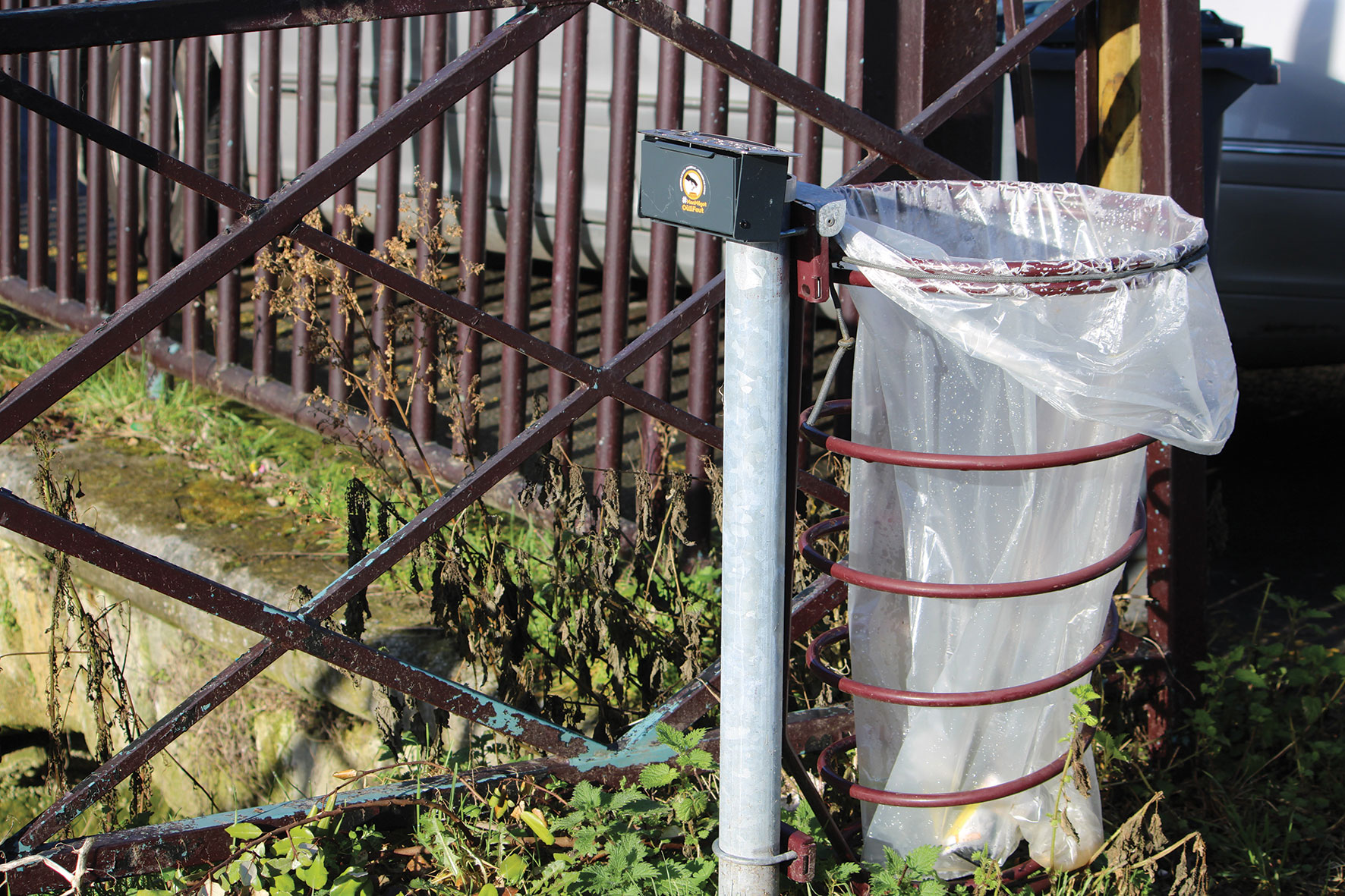 Vue d'une poubelle avec éteignoir